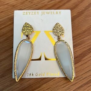 Brand new 18k gold earrings!